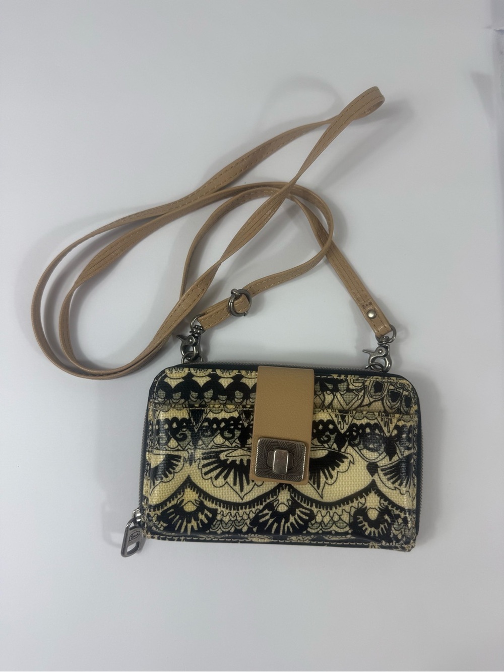 Sakroots Crossbody Wallet Wristlet Clutch Purse Peace Elephant Cream Black